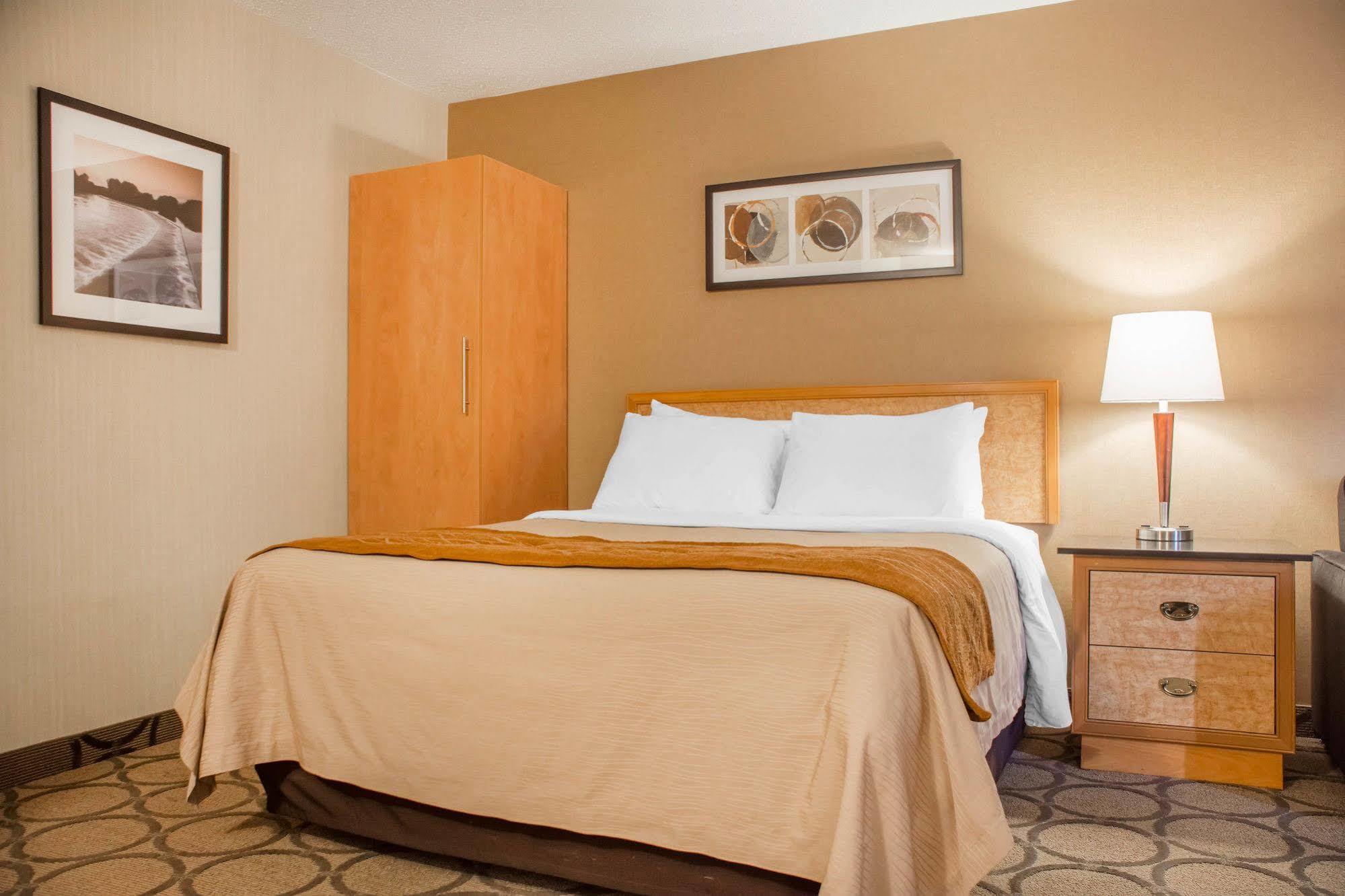 Comfort Inn Brantford Exterior photo
